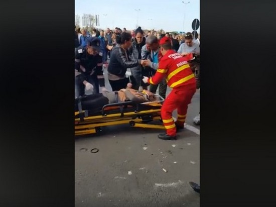 В Румынии автомобиль влетел в людей в торговом центре