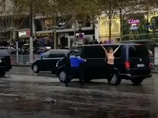 В Париже Femen прорвались к кортежу Трампа