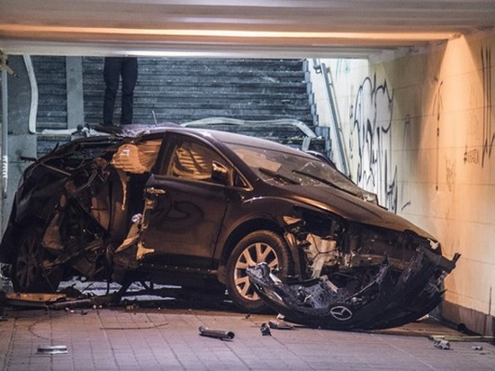 В Киеве автомобиль влетел в подземный переход (видео)
