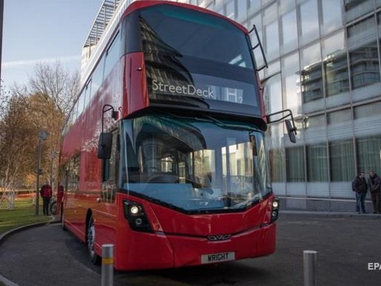 В Лондоне двухэтажный автобус въехал в остановку