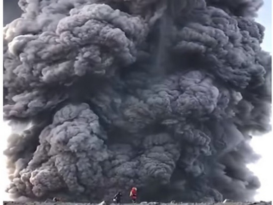 Извержение вулкана турист снял в опасной близости