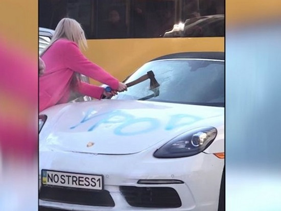 Блондинка изрубила Porsche в Киеве (видео)
