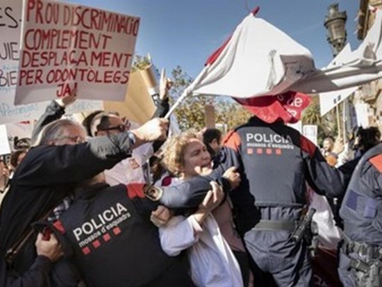 В Каталонии штурмовали парламент