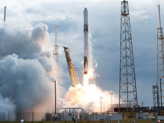 Falcon 9 вывела на орбиту корабль с грузом для МКС
