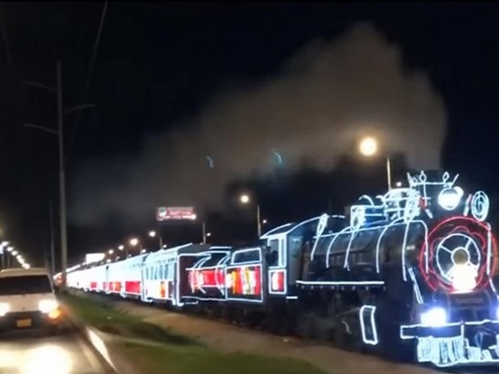 В Колумбии запустили рождественский поезд (видео)