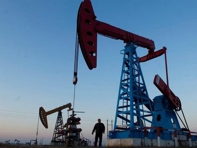 Нефть снова дешевеет из-за роста запасов
