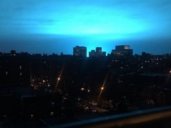 В Нью-Йорке из-за взрыва на заводе «посинело» небо