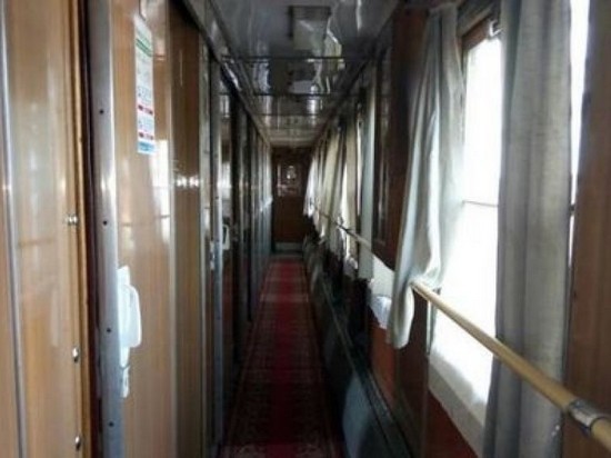 В поезде Киев-Рахов на женщину упала верхняя полка вместе с пассажиром
