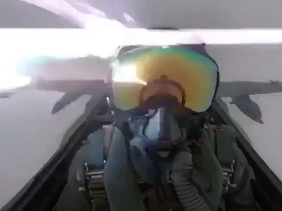 Опубликовано видео удара молнии по истребителю F-18