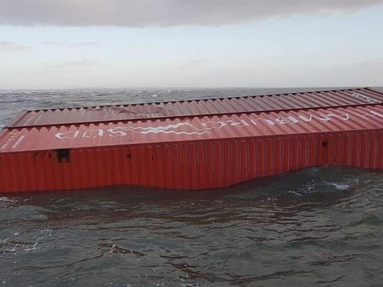 У берегов Нидерландов шторм смыл с судна контейнеры с химикатами