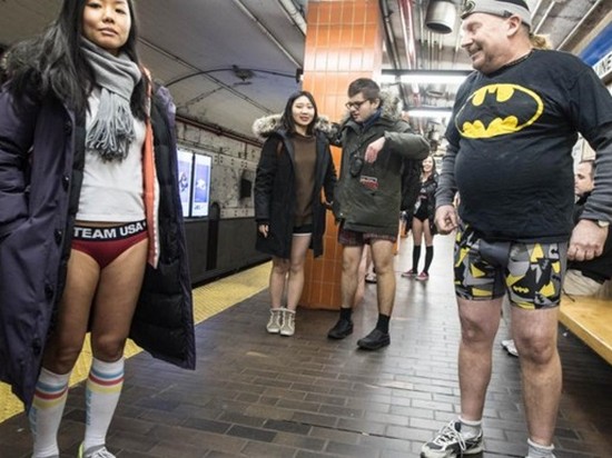 В США сотни людей проехались в метро без штанов