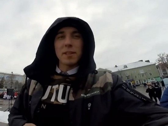 В Ровно парень пробежал по полицейской машине