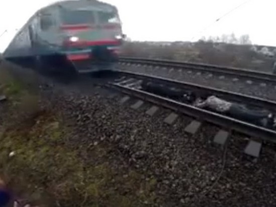В Ровно подростки ради развлечения легли под движущийся поезд