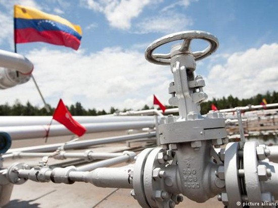 СМИ: Венесуэла переводит счета нефтяных компаний в российский банк
