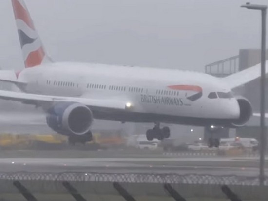 В Британии ураган снес самолет во время посадки (видео)