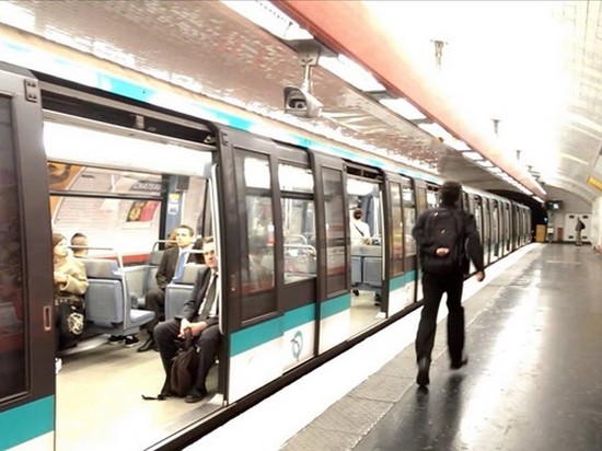 В Париже произошла атака в метро с применением кислоты