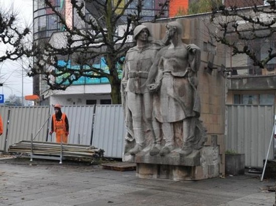 В Польше за 5 лет снесли около 100 советских памятников — посол