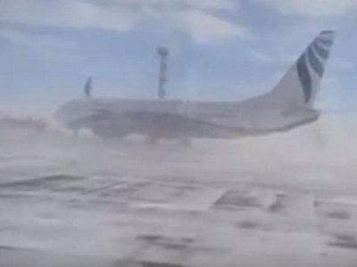 В аэропорту Норильска в РФ ветер развернул Боинг