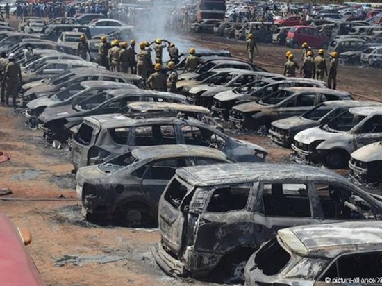 На авиашоу в Индии сгорели почти 300 машин (видео)