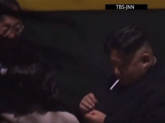 Ким Чен Ына поймали с сигаретой на перроне вокзала