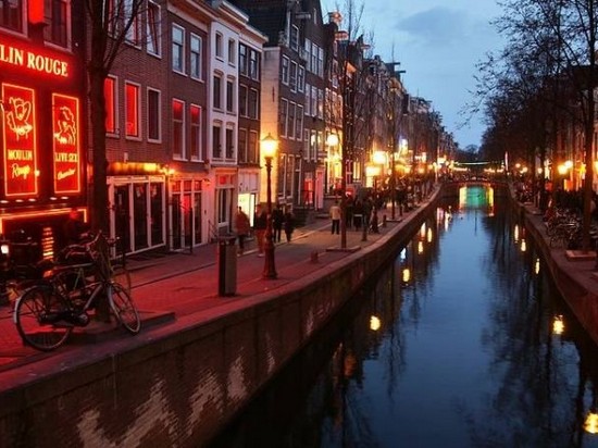 В Амстердаме запретят экскурсии по кварталу красных фонарей