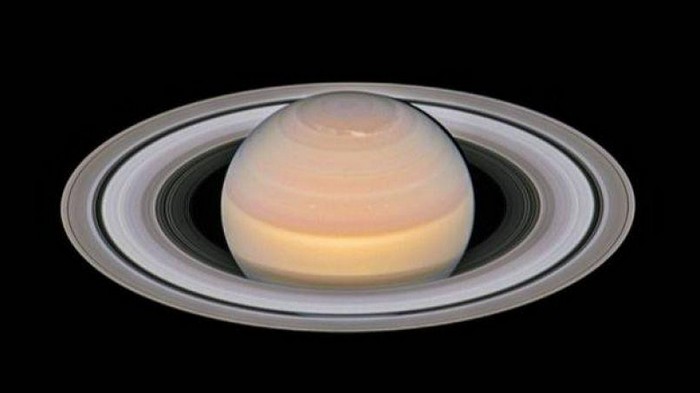 В NASA объяснили странный окрас колец Сатурна