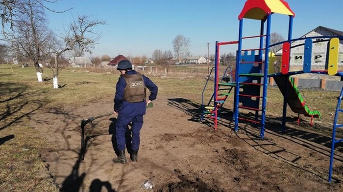 В детском саду в Киевской области нашли шесть мин (видео)