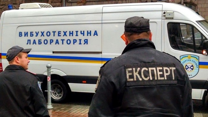 В центре Киева эвакуируют людей из-за сообщения о минировании