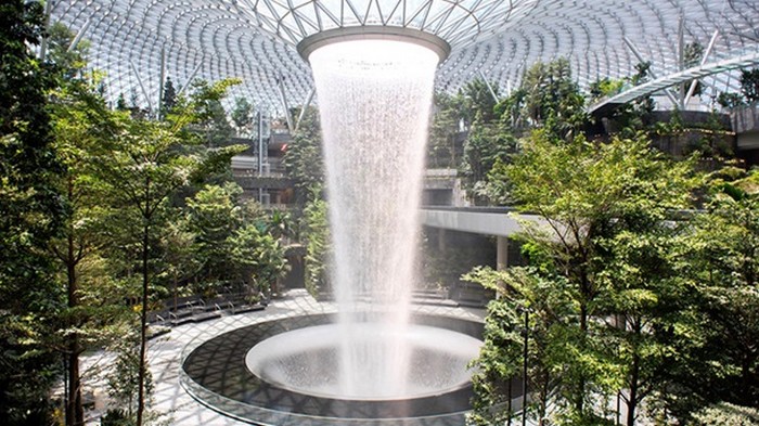 Аэропорт Сингапура удивляет садами и водопадом (видео)