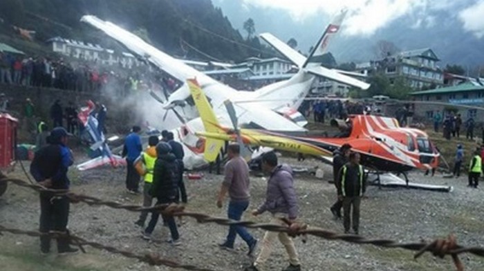 Самолет и вертолет столкнулись в Непале (видео)