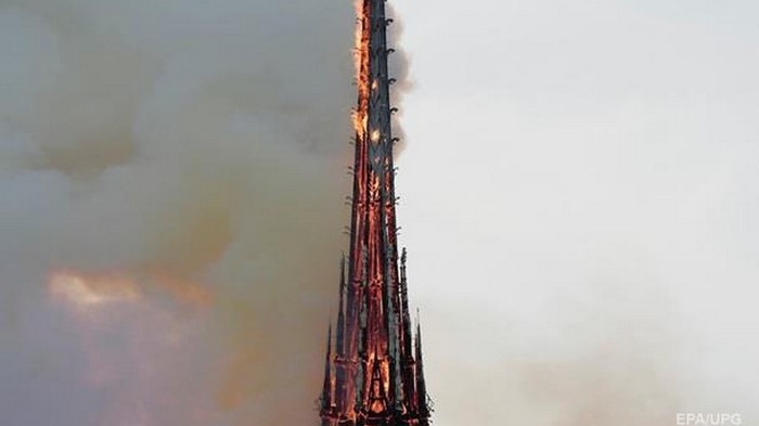В полиции Парижа озвучили версию пожара в Нотр-Дам