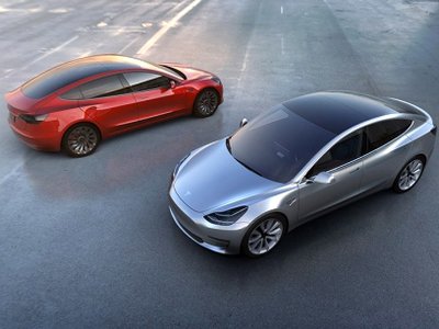 Tesla показала бюджетный электромобиль Model 3 (видео)