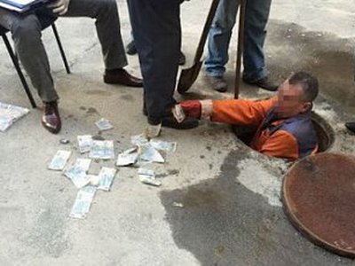 Пойманный на взятке налоговик выбросил деньги в канализацию (фото)