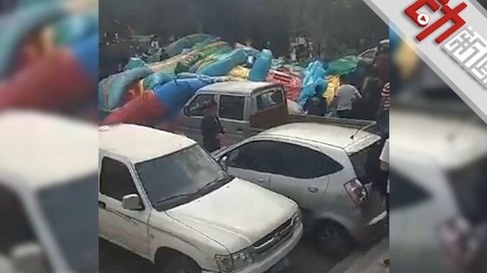В Китае торнадо перевернул батут, погибли дети (видео)