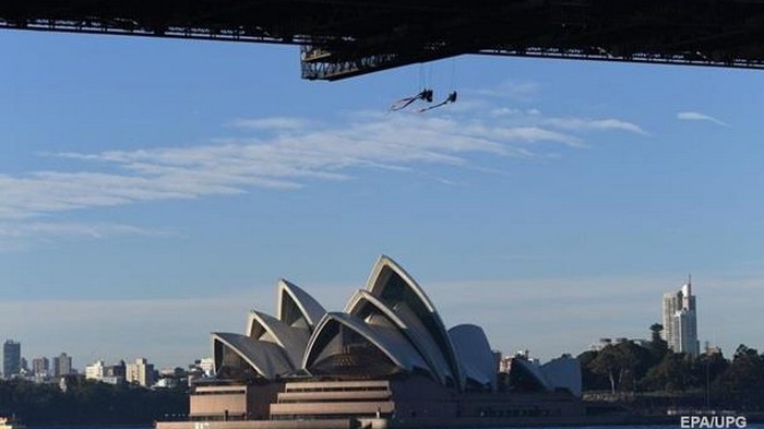 В Австралии 13 активистов Greenpeace привязали себя к мосту (видео)