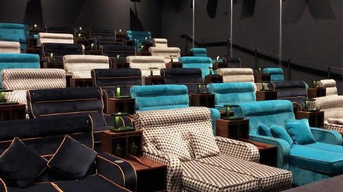В кинотеатре в Швейцарии установили двуспальные кровати (фото)