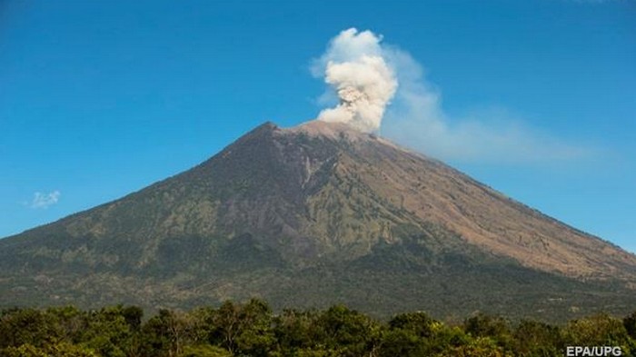 На Бали произошло извержение вулкана