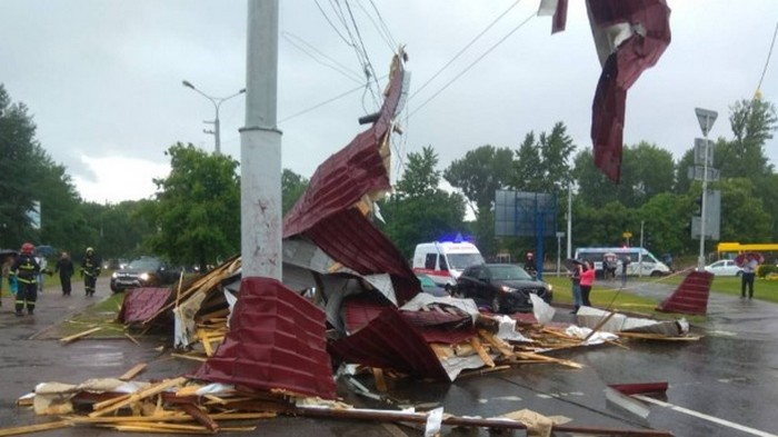В Минске смерч снес крышу и та полетела на проезжую часть (видео)