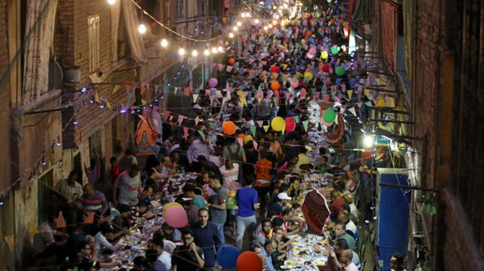 В Египте организовали самый длинный рамаданный стол: фото