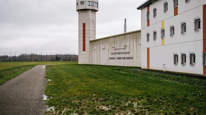 Во Франции заключенный взял в заложники двух надзирателей
