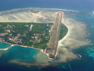 Военный самолет впервые сел на искусственный остров в ЮКМ