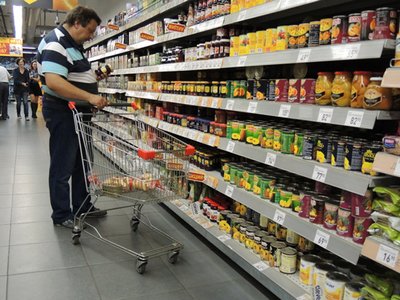 Издержки россиян на еду превысили половину дохода