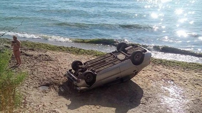 В Одессе авто со склона упало на пляж