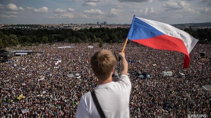 В Праге более 250 тысяч митингуют против власти