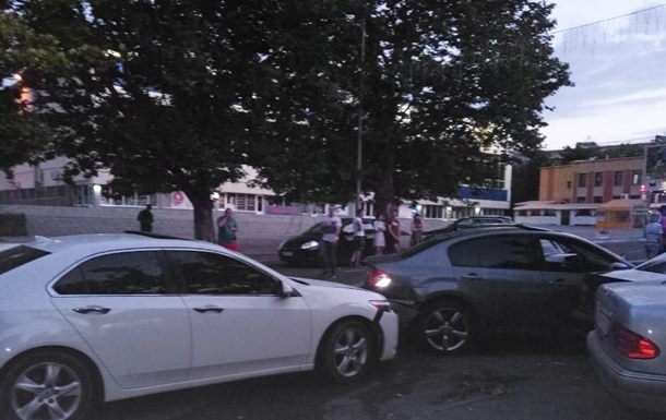 Под Одессой пьяный киевлянин влетел в стоянку: разбито пять авто