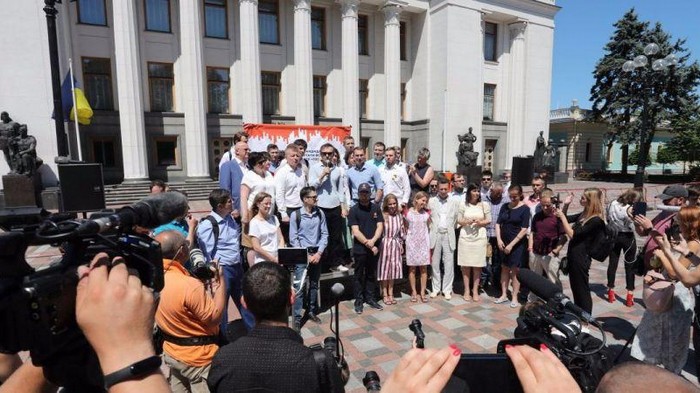 Кандидаты от партии Вакарчука обязались не идти в Раду более чем на два срока