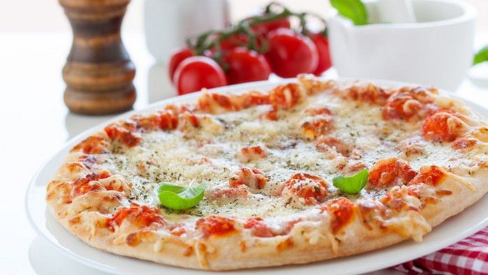Как приготовить домашнюю пиццу с колбасой и сыром: простой рецепт