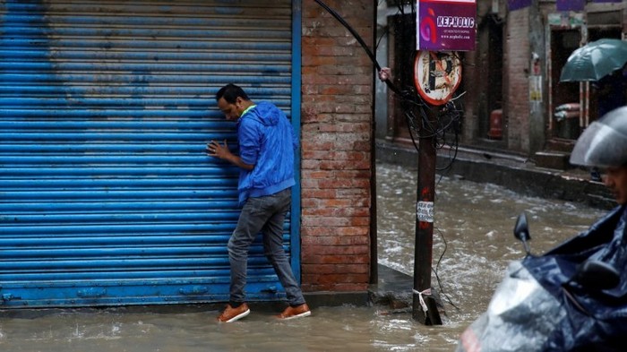 Жертвами муссонных дождей в Непале и Индии стали 28 человек