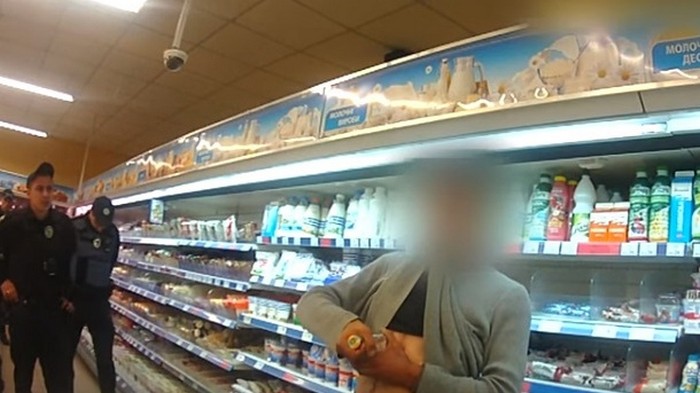 В супермаркете в Сумах мужчина попытался вспороть себе живот (шокирующее видео)