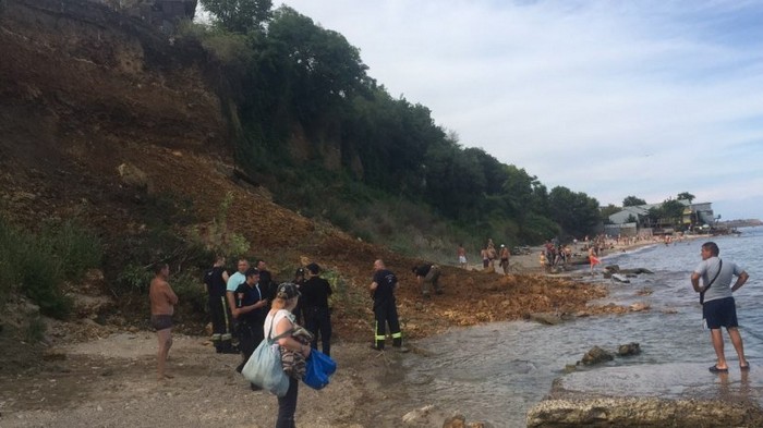 В Одессе на пляже произошел оползень: спасатели ищут людей